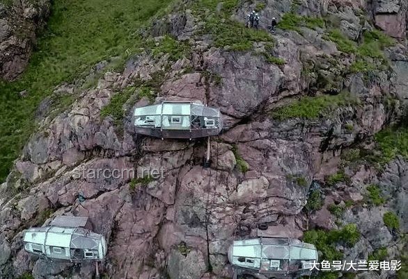 探秘全球最危险的酒店：悬崖峭壁上的高空奇遇，2900米高海拔的挑战
